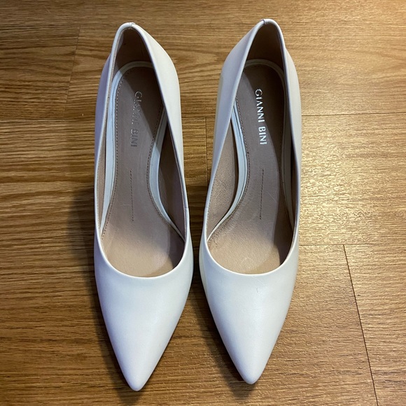 Gianni Bini white pumps - Picture 8 of 11